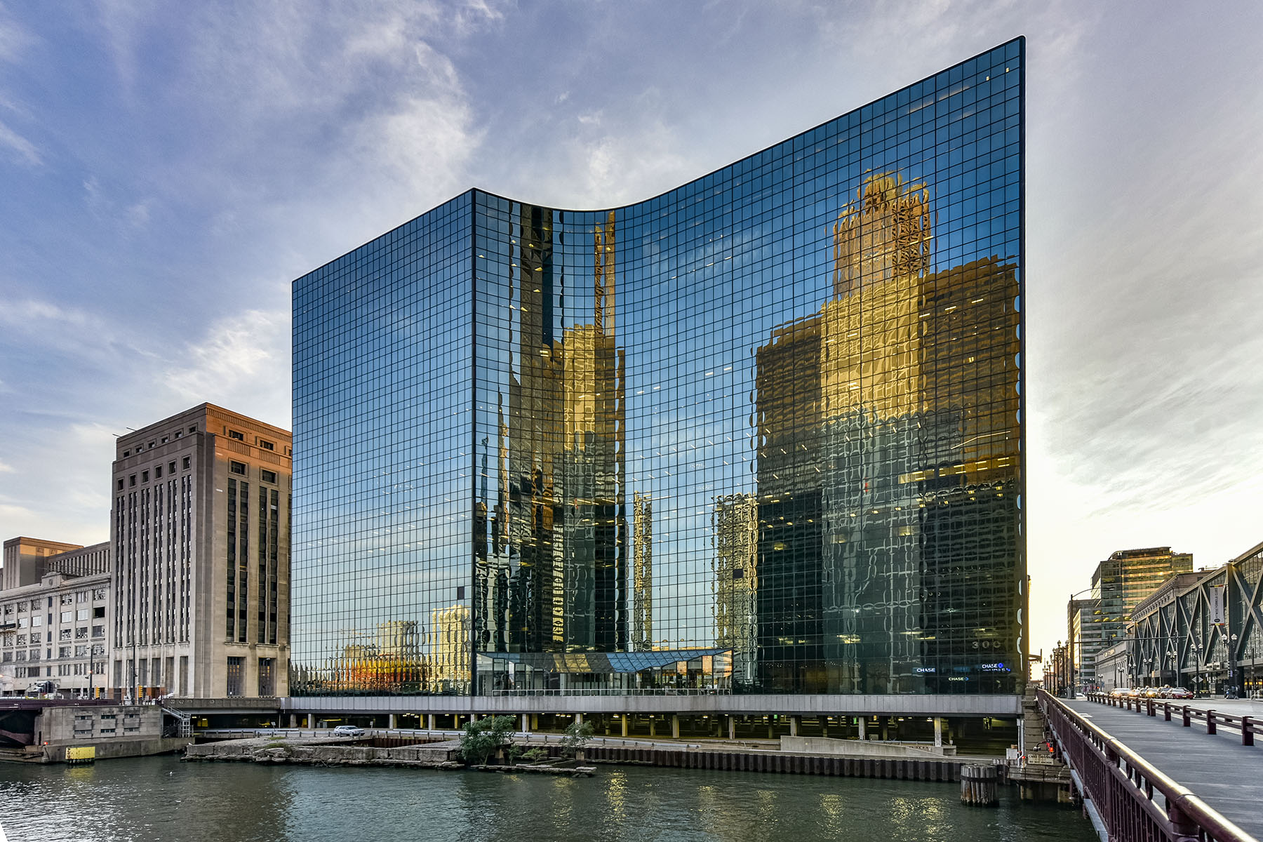 300 South Riverside Plaza exterior